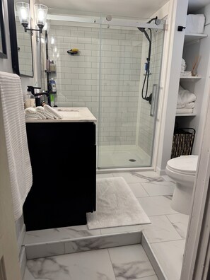 Hair dryer, towels, soap, shampoo - 3-bedroom, sleeps 8 remodeled house in town Saratoga Springs with central AC (Saratoga Springs)