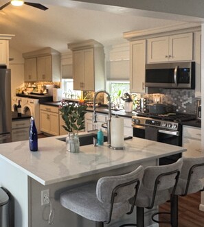 Fridge, microwave, oven, stovetop - 3-bedroom, sleeps 8 remodeled house in town Saratoga Springs with central AC (Saratoga Springs)