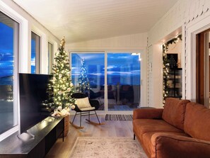 Televisión, chimenea, estéreo y oficina 