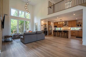 TV, stereoanlegg og kontorer