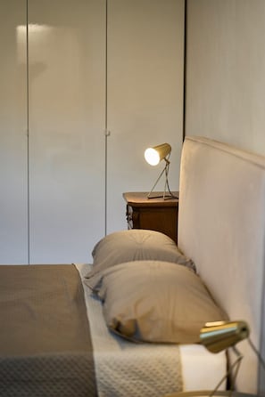 5 bedrooms, iron/ironing board, free WiFi, bed sheets