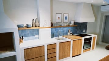 Een oven, een kookplaat, een vaatwasser, kookgerei, borden en bestek