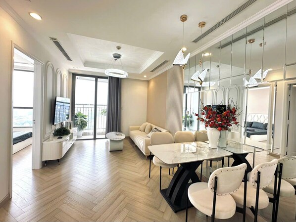 Departamento Deluxe, 1 habitación, balcón, vista a la ciudad | Servicio a la habitación