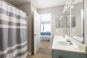 Shower, towels - Pool & Spa, Game Rm, Walking Distance to Beach & Shops (Duck)