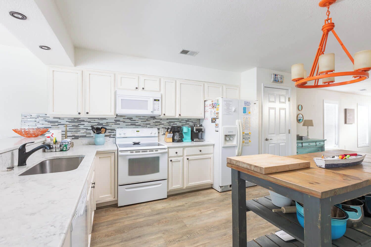 Réfrigérateur, four à micro-ondes, un four, surface de cuisson