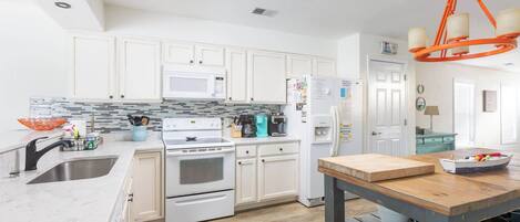 Réfrigérateur, four à micro-ondes, un four, surface de cuisson