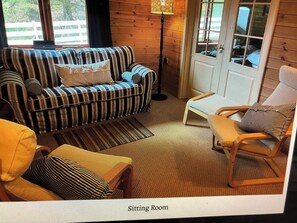 TV, DVD player, books - The lodge has spectacular views of  Cromarty Firth and Ben Wyvis mountain range. (dingwall)