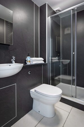 Douche, serviettes fournies