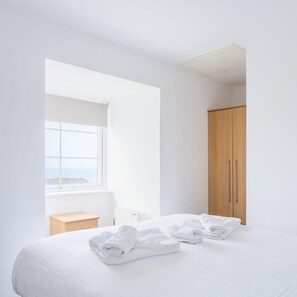 2 bedrooms, desk, WiFi