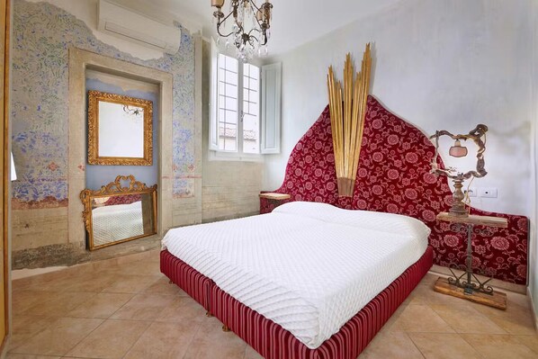 4 bedrooms, desk, iron/ironing board, travel crib