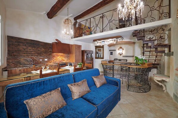 TV, books, stereo - TRADITIONAL ITALIAN CHARM CURATED FOR PERFECT FLORENTINE STAY (Firenze)