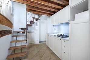 Fridge, oven, stovetop, dishwasher - TRADITIONAL ITALIAN CHARM CURATED FOR PERFECT FLORENTINE STAY (Firenze)