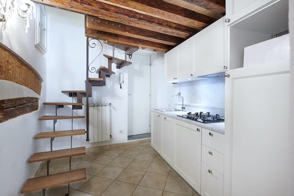 Fridge, oven, stovetop, dishwasher