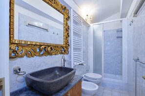 Douche, sĂšche-cheveux, savon, shampoing