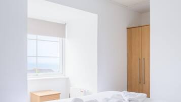 2 bedrooms, desk, WiFi