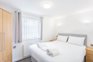 2 bedrooms, desk, WiFi