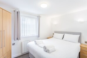 2 bedrooms, desk, WiFi