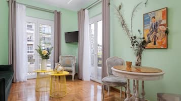 Hermes City Apartment | Wohnbereich | 50-Zoll-Smart-TV mit Satellitenempfang, Netflix, Streaming-Dienste