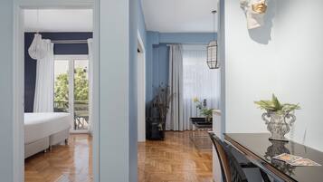 Apollon Apartment | Zona de estar | Smart TV de 50 pulgadas con canales por satélite, Netflix