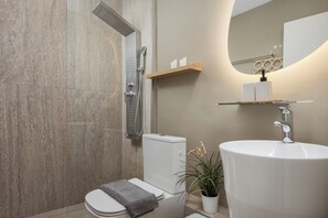 Artemis Apartment | Banheiro | Chuveiro, chuveiro com efeito de chuva, produtos de toalete grátis 