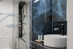 Apollon Apartment | Badrum | Dusch, regndusch, gratis toalettartiklar och hårtork