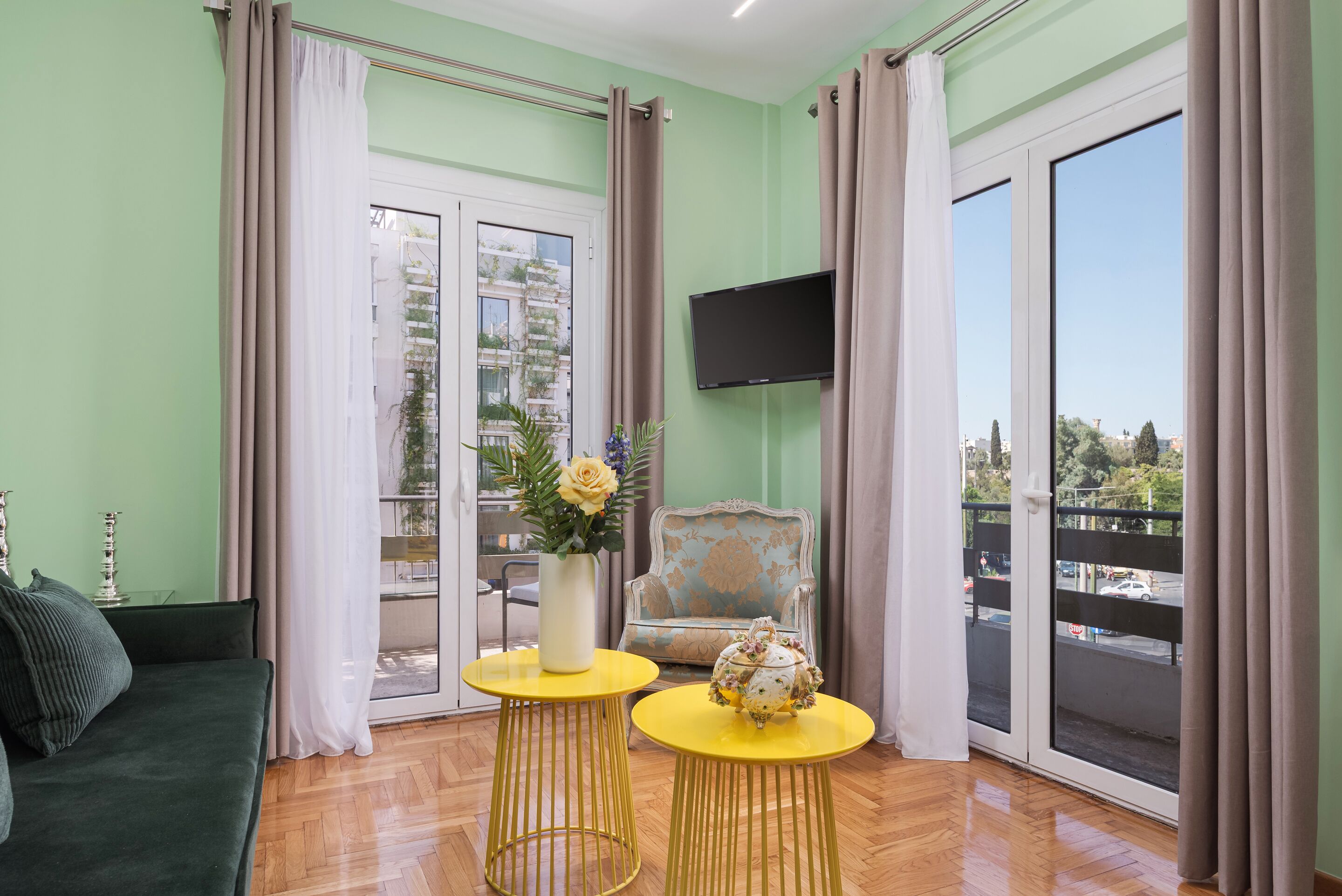 Hermes City Apartment | Oppholdsrom | En 50-tommers smart-TV med Parabol-TV samt Netflix og strømmetjenester