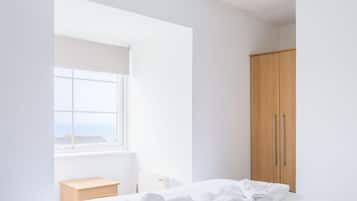 2 bedrooms, desk, WiFi