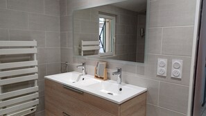 Shower, hair dryer, toilet paper - An enchanting haven of calm (Andernos-les-Bains)