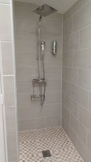 Dusche, Haartrockner, Toilettenpapier