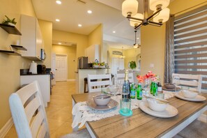 Dining - VILLA PARADISE RETREAT – HEATED POOL & SPA | CANAL VIEW | BOAT RENTAL + TOURS VOUCHER INCL. (Cape Coral)