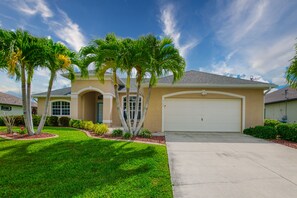 Exterior - VILLA PARADISE RETREAT – HEATED POOL & SPA | CANAL VIEW | BOAT RENTAL + TOURS VOUCHER INCL. (Cape Coral)