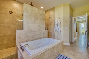 Shower, hair dryer, towels - VILLA PARADISE RETREAT – HEATED POOL & SPA | CANAL VIEW | BOAT RENTAL + TOURS VOUCHER INCL. (Cape Coral)
