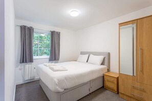 2 bedrooms, desk, WiFi