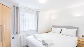 2 bedrooms, desk, WiFi, bed sheets