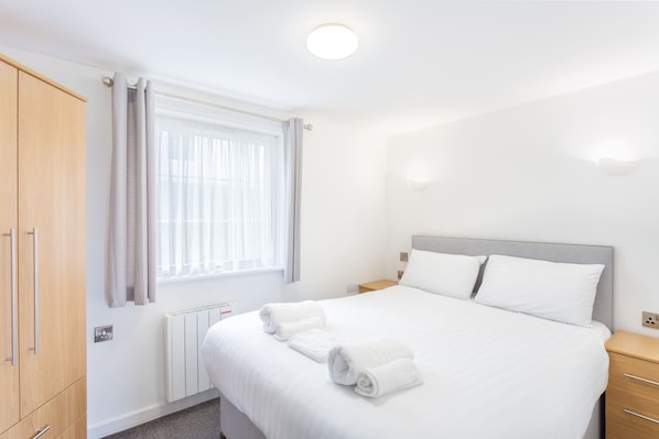 2 bedrooms, desk, WiFi, bed sheets