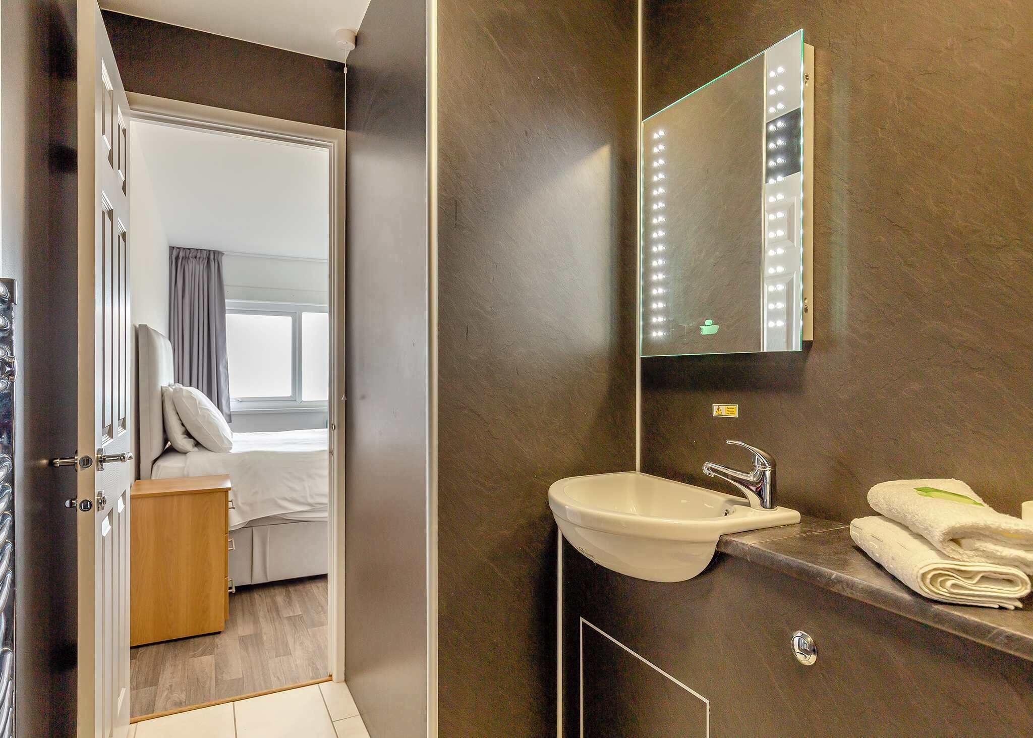 Een douche, handdoeken