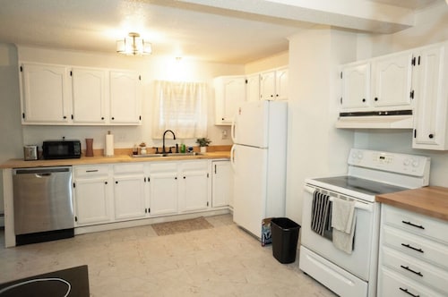Cozy 2 Bed 1 Bath Near Downtown & Beaches
