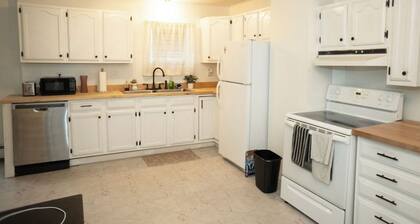 Cozy 2 Bed 1 Bath Near Downtown & Beaches