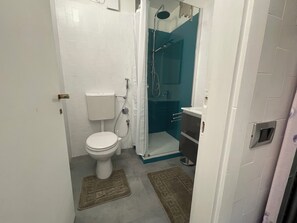 Haartrockner, Bidet, Handtücher, Seife