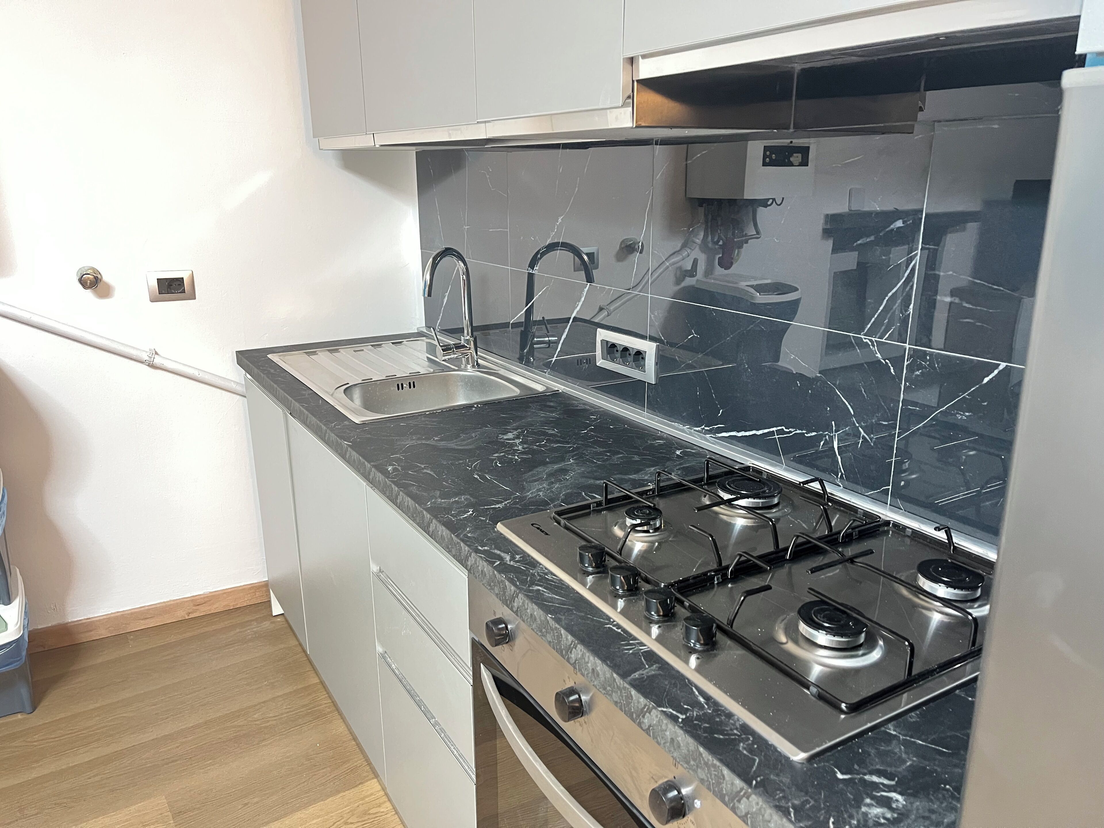 Kühlschrank, Mikrowelle, Ofen, Herdplatte