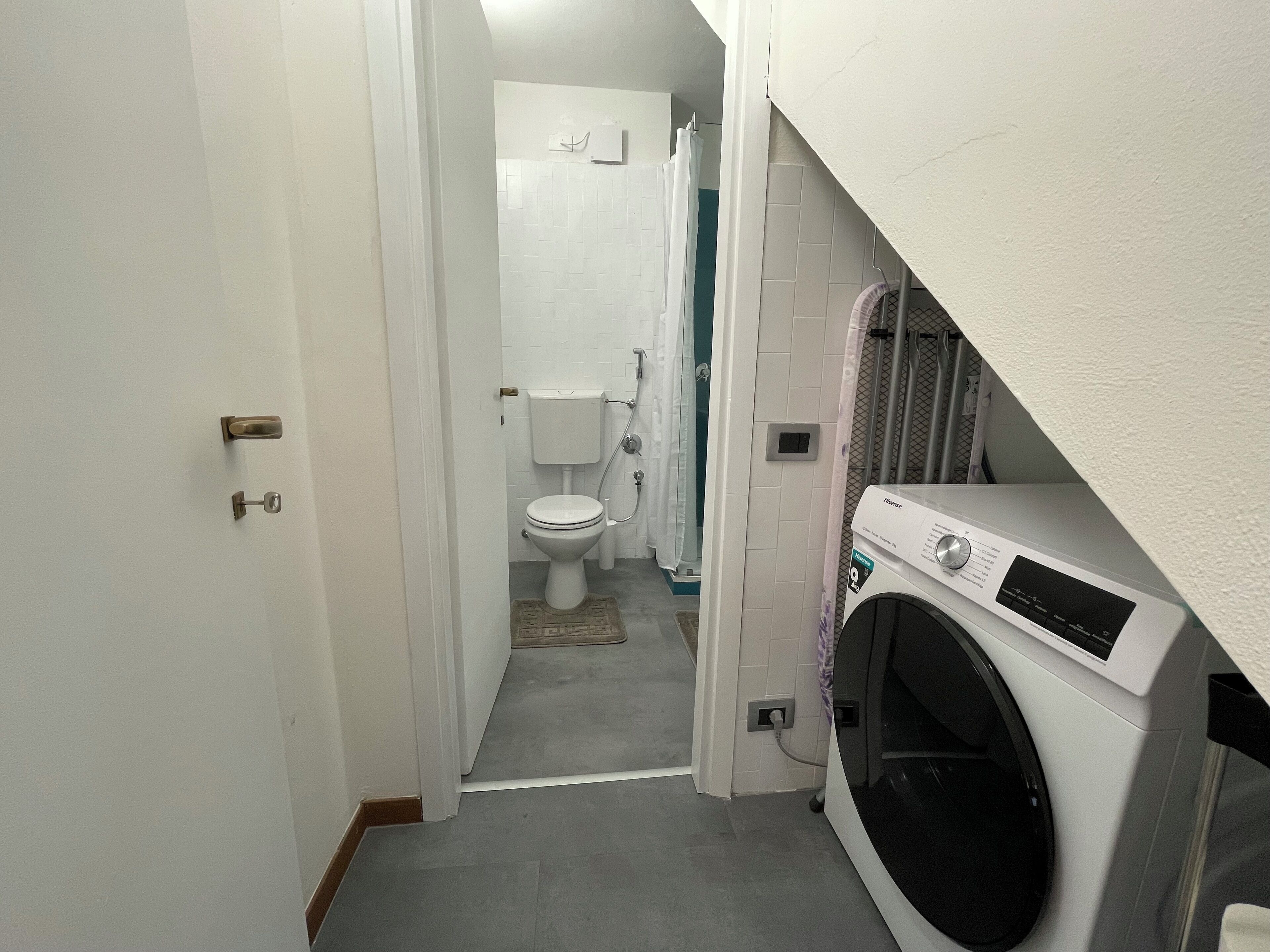 Haartrockner, Bidet, Handtücher, Seife