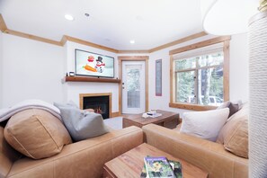 Una Smart TV, una chimenea