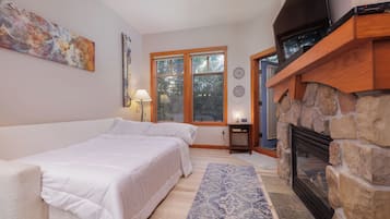 2 bedrooms, travel crib, WiFi (free), bed sheets