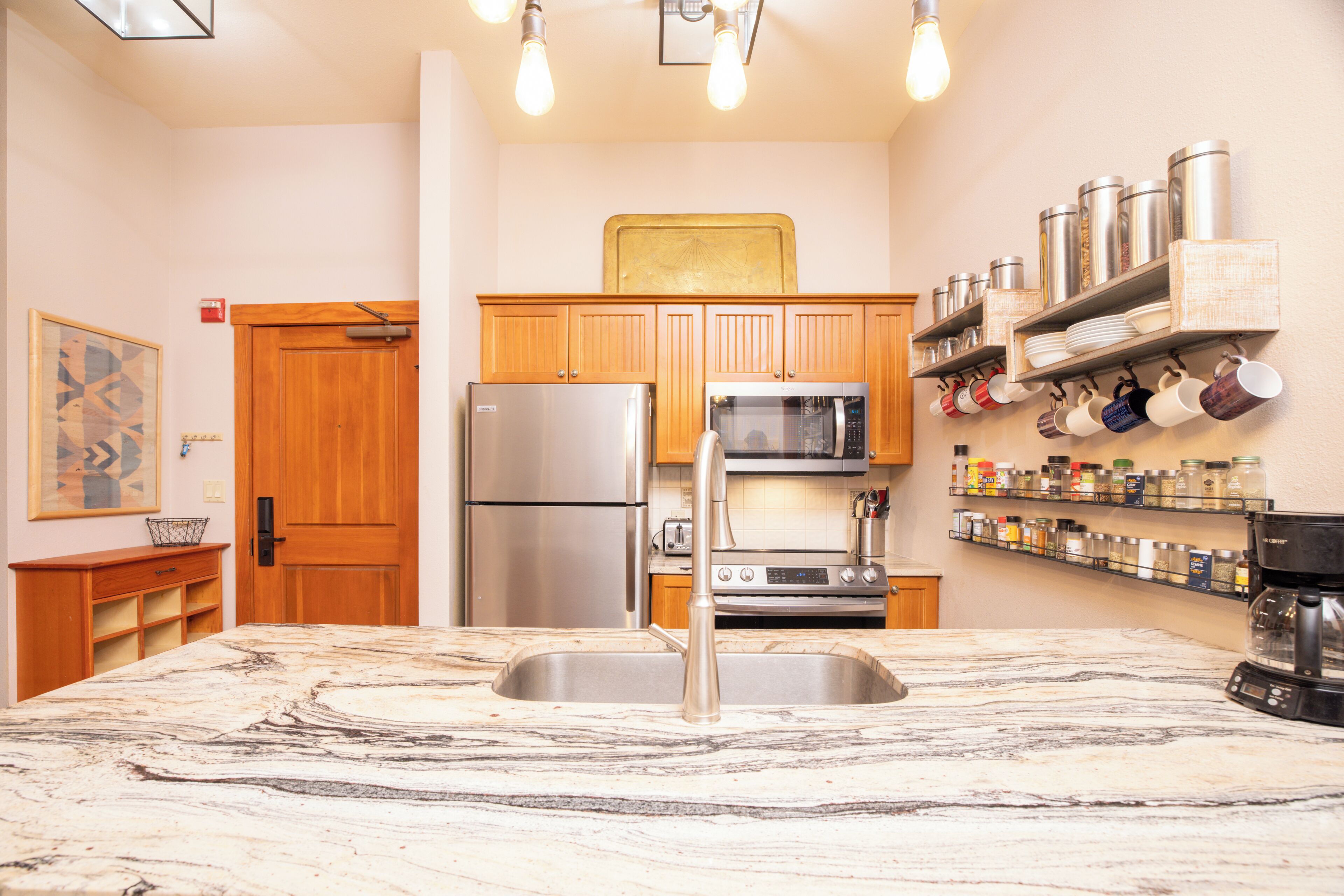 Kylskåp, mikrovågsugn, ugn och spishäll