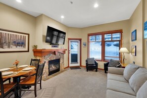 Smart-tv, een open haard, tafelvoetbal en een tafeltennistafel