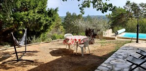 Outdoor dining - Maraval – Cosy Air-Conditioned Suite in a Private Home with Garden in Périgueux (Trélissac)