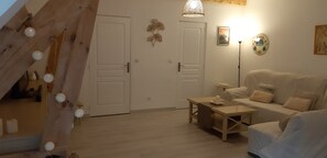 Televisio, DVD-soitin, pöytätennispöytä, stereot