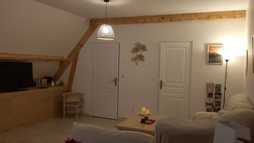 Een televisie, een dvd-speler, een tafeltennistafel en een stereo