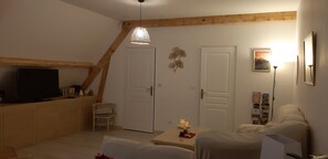 Fernseher, DVD-Player, Tischtennisplatte, Stereoanlage