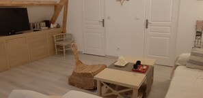 TV, DVD player, ping pong, stereo - Maraval – Cosy Air-Conditioned Suite in a Private Home with Garden in Périgueux (Trélissac)